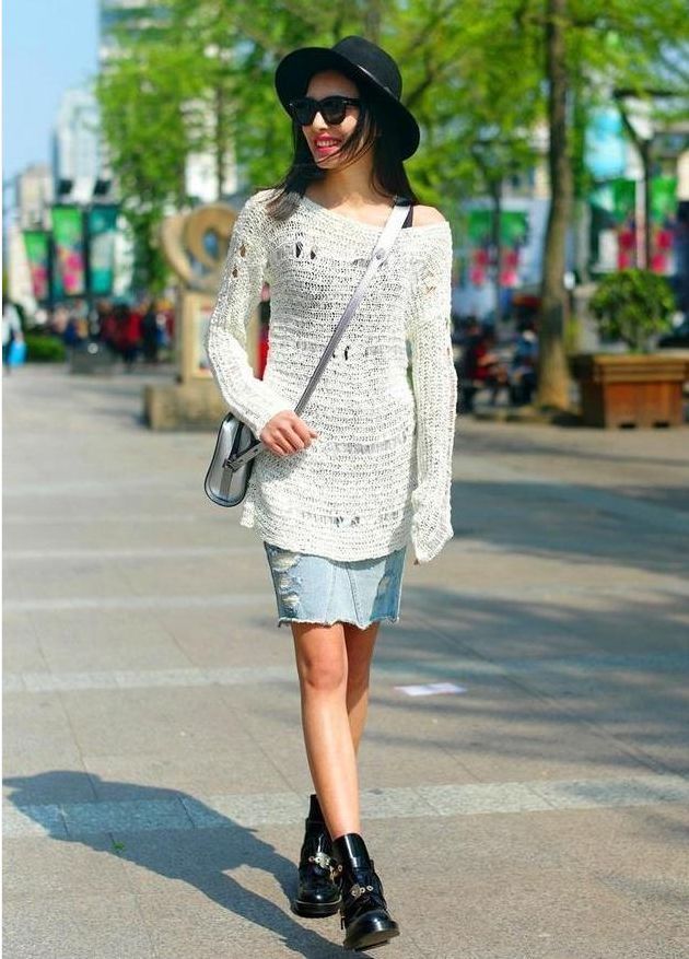 街拍:小姐姐身穿红色连衣裙,彰显纤细的身材,突现出轻熟般的气息