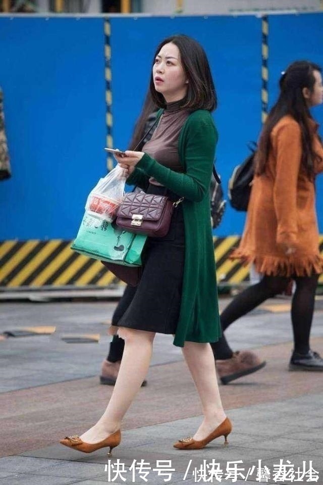 减龄|时尚穿搭,紧身裙搭配凉高跟鞋,简约大方,减龄的效果很好