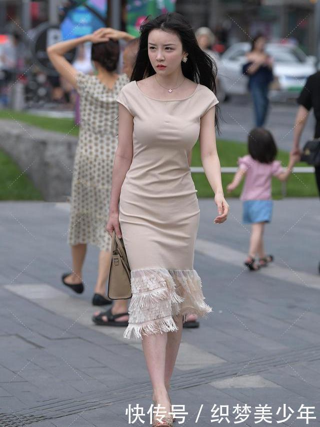 小姐姐穿杏色连衣裙，用“鱼鳞”当裙摆，美人鱼既视感