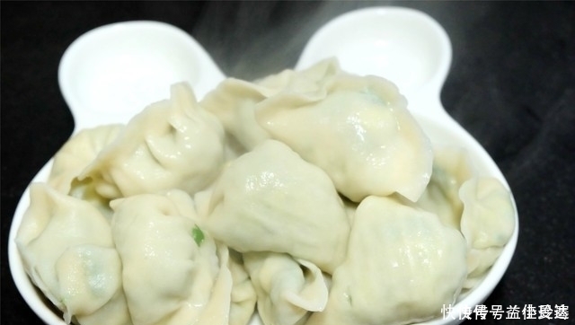 韭菜鸡蛋包饺子,多加两种食材,鲜上加鲜味特香,我家经常这么做