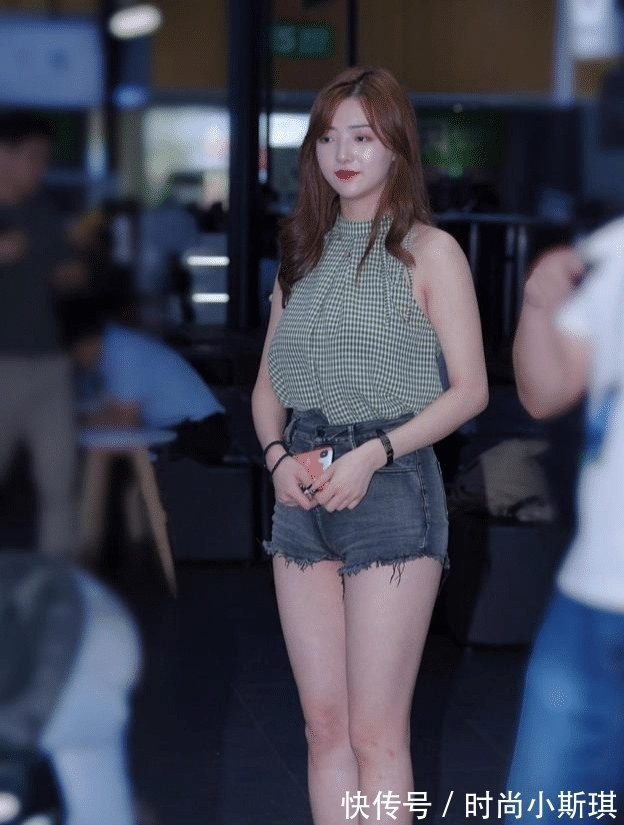 乐福鞋|无袖格子衫搭配黑灰牛仔短裤,踩上平底鞋,轻松提升优雅气质