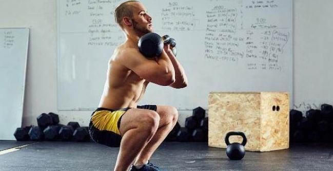 俯卧撑|男人45岁之后，还能做到4个动作就偷着乐吧，说明身体素质还不错