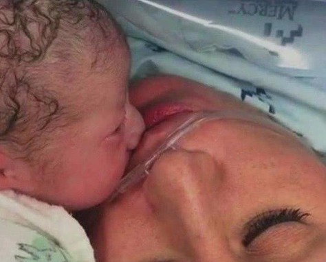 宝宝|产妇难产大出血,才出生的婴儿流泪亲吻妈妈嘴唇,所有医生都哭了