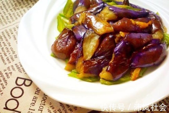 炒茄子不要先放油,大厨教你一招,无论怎么炒都不发黑,也不油腻