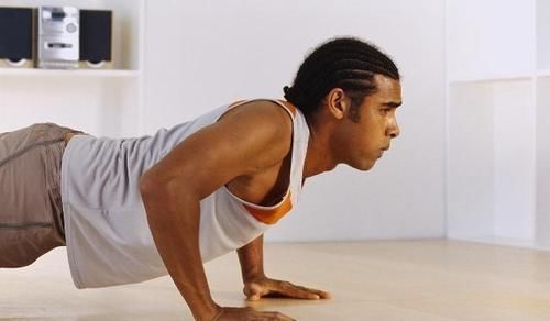 耐力|男人如果坚持做俯卧撑,一段时间后,你会得到4件好事从天而降