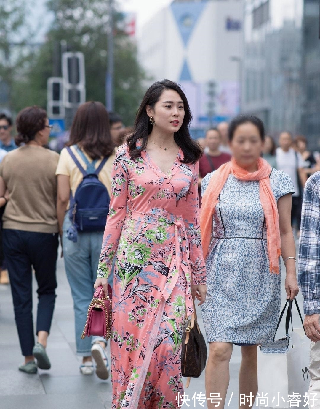 气质|姐姐不愧是气质美女,穿粉色长裙配小高跟,美的高级优雅