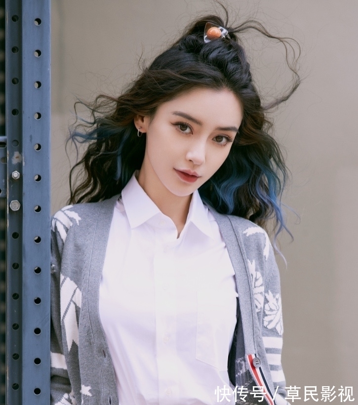 学院风|Angelababy半高马尾解锁夏日清爽活力,搭配学院风短裙可爱减龄