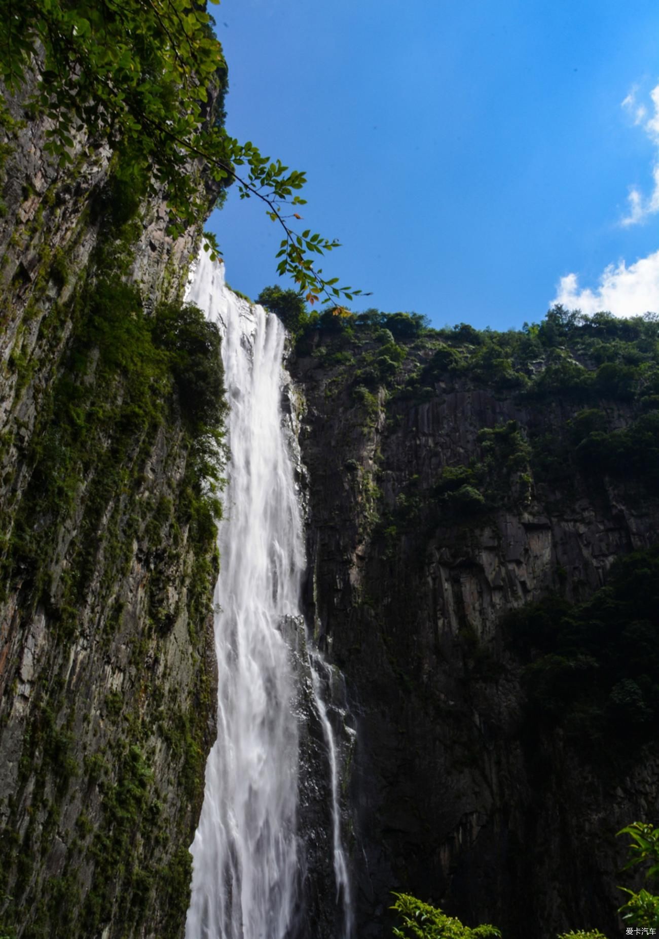 老年|小镇蒙蒙烟雨，小桥流水，断桥残雪~青山点点，古道悠悠