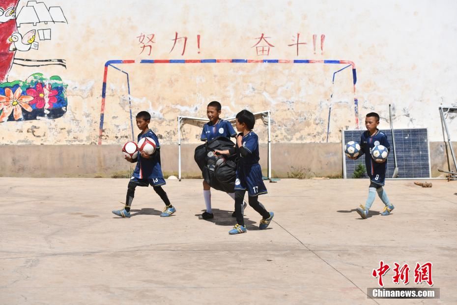 足球|“云端小学”彝族孩子迎来足球“第一课”