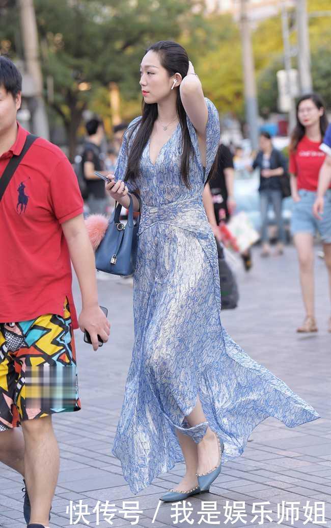 辣妈身材有点魁梧,穿上深V睡衣裙后,整个人气场十足