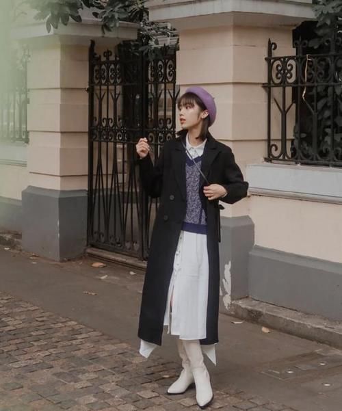 入春后，穿大衣少配裤装，今年流行搭这几款“半身长裙”，很优雅