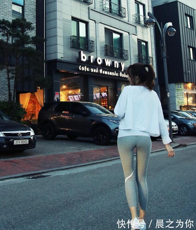 街拍 青春有内涵的打底裤穿搭,彰显潮女的新风尚,表现出时尚知性的美