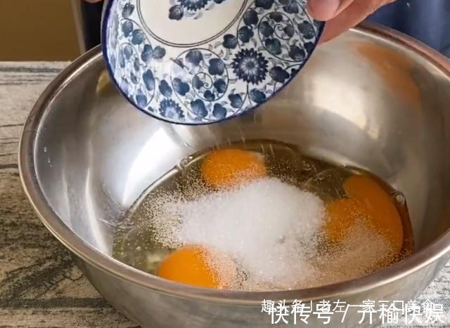 用烤箱也能做面包,半碗面粉3个鸡蛋,简单一蒸好吃不上火