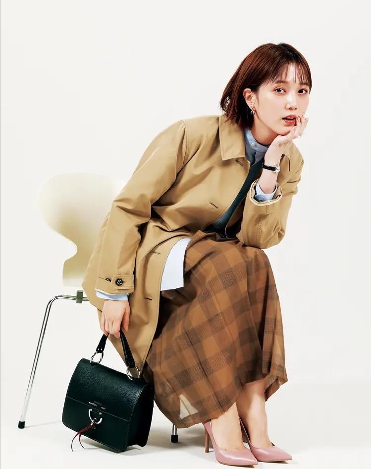 轻熟感|女人一旦30岁，穿衣尽量以“轻熟风”为主，这几种照着穿准美