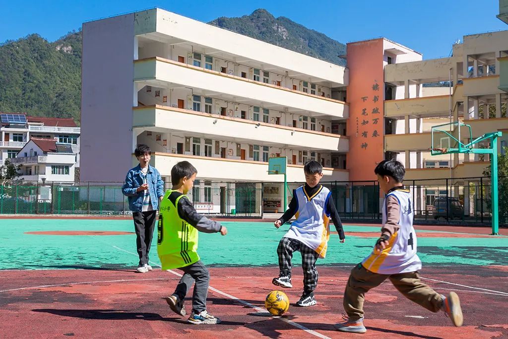 学生|语文老师当教练！拿过冠军！永嘉这些山区孩子的足球，是在篮球场练的！