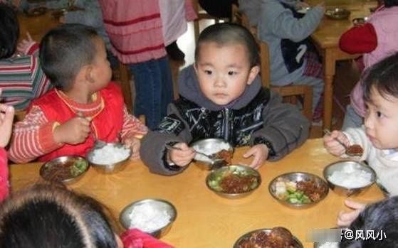 大锅饭|三岁的宝宝总说幼儿园的饭香，看的人心疼
