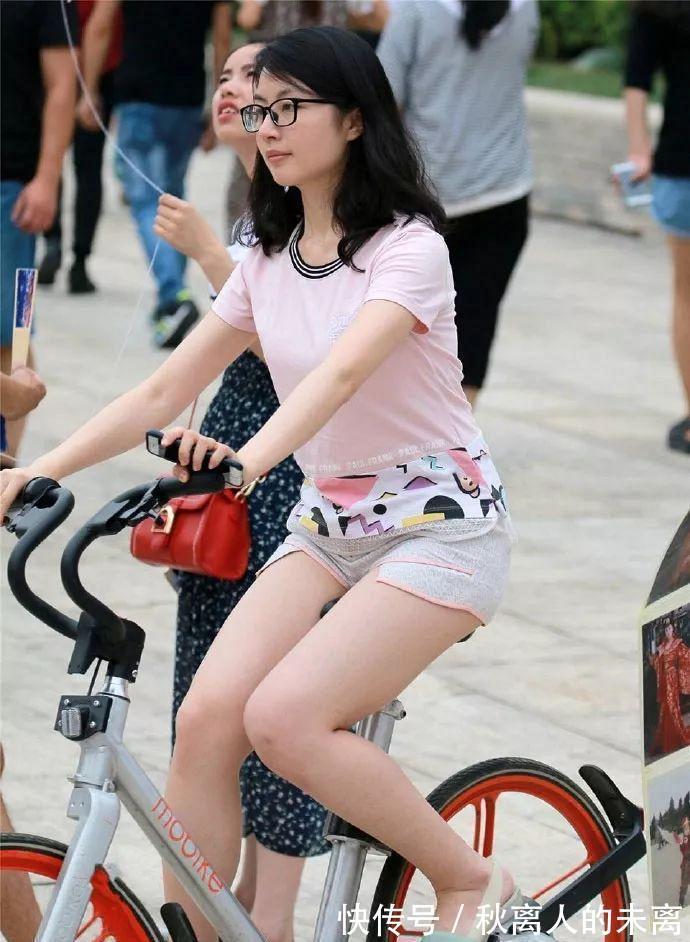 紧身 紧身的设计勾勒出小姐姐迷人的身材