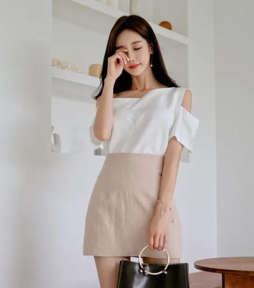 孙允珠，斜肩初露牛奶樱花双色百搭裙