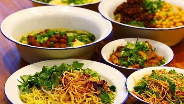 凳子|老夫妻开面馆地方小,客人排队坐路边趴凳子吃面,一早上卖四百碗