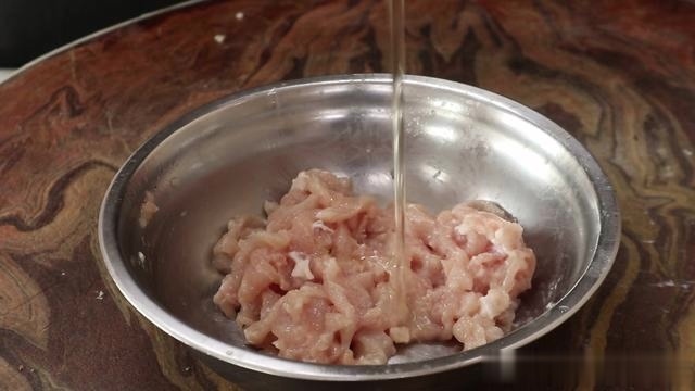皮蛋瘦肉粥怎样做才好喝试试这个家常做法,滑嫩入味,越喝越香