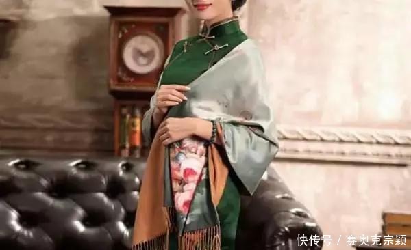 旗袍|旗袍走秀的时候,怎么使用扇子、油纸伞等道具做到如何锦上添花?