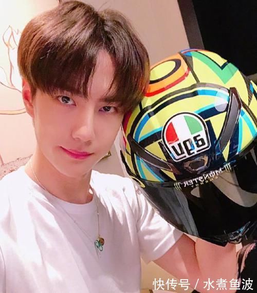 這就是愛|王一博節目曬出自己家,客廳簡單擺放個桌子,就變成他的廚房了