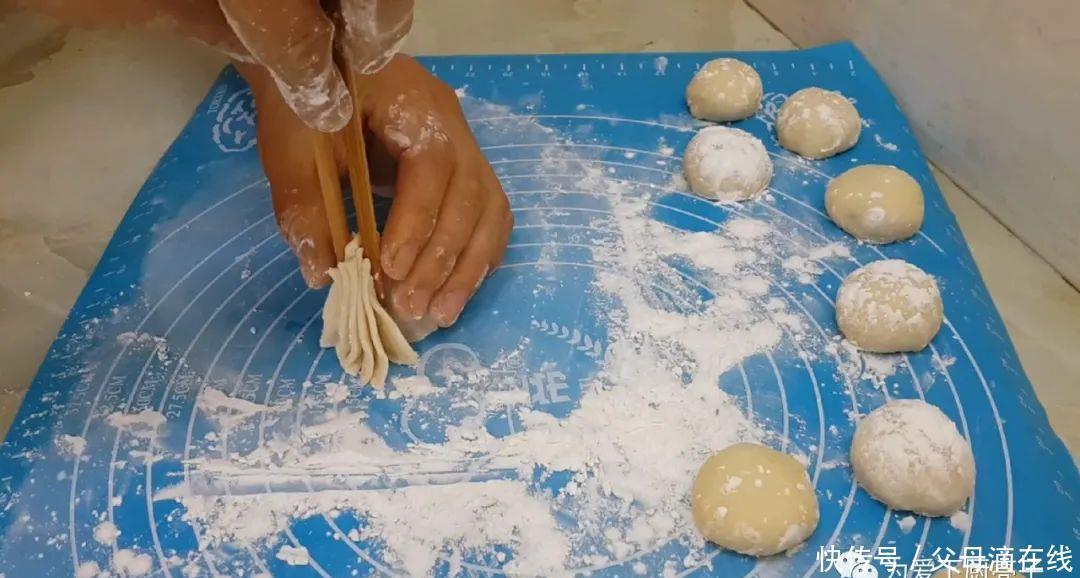 油炸小|面粉这么做才简单,锅里炸一下,既是油条又是面包,真的太香了