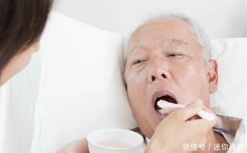 医生提醒:血管不通的人,晚上睡觉会有3个现象,最好别忽视!