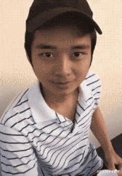 |搞笑GIF:走路玩手机后果很严重 原谅我不厚道的笑了