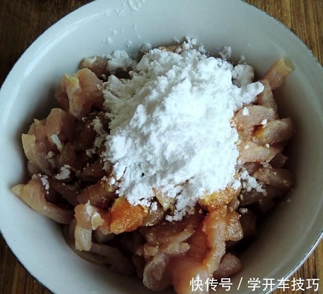 炒肉丝,为啥总粘锅,又老又柴大厨错在这一步,教你正确做法