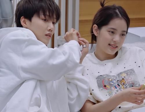 刘雨昕发现欧阳娜娜很疲倦，随后举动被镜头拍下，关系亲疏很显然