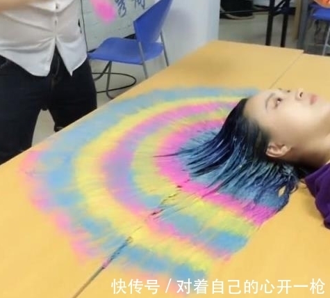 发型|奇闻:失恋女孩染了一头五颜六色的发型,比孔雀开屏还美啊