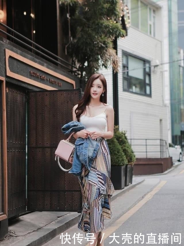 街拍:腿长白皙的小姐姐,美丽性感,颜值和穿搭不多见!