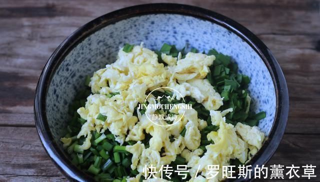 做法|这才是韭菜盒子的传统做法，皮薄馅儿大，好吃易做，难度为零