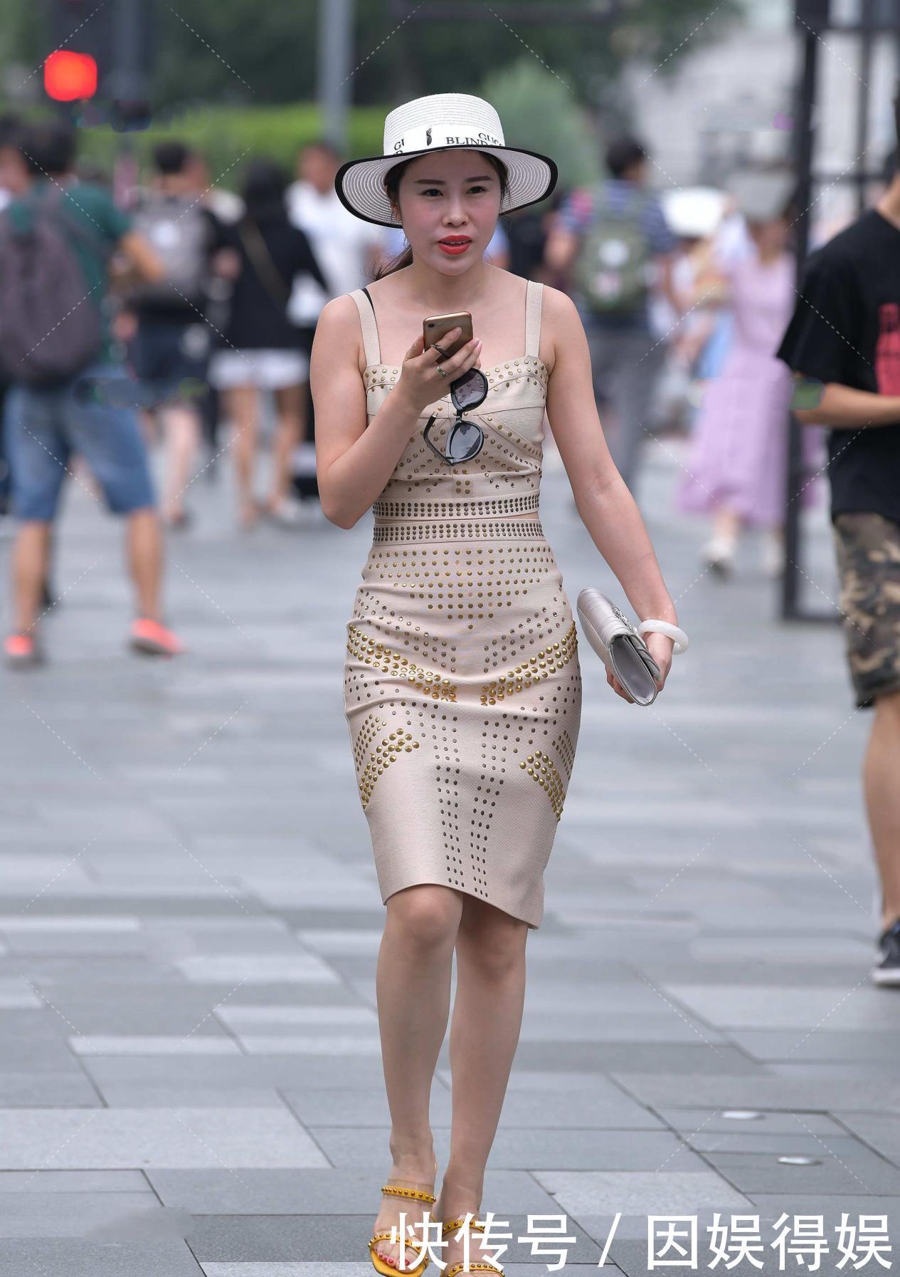 简单大气的修身裙子,凸显气质的同时,更显高级时尚