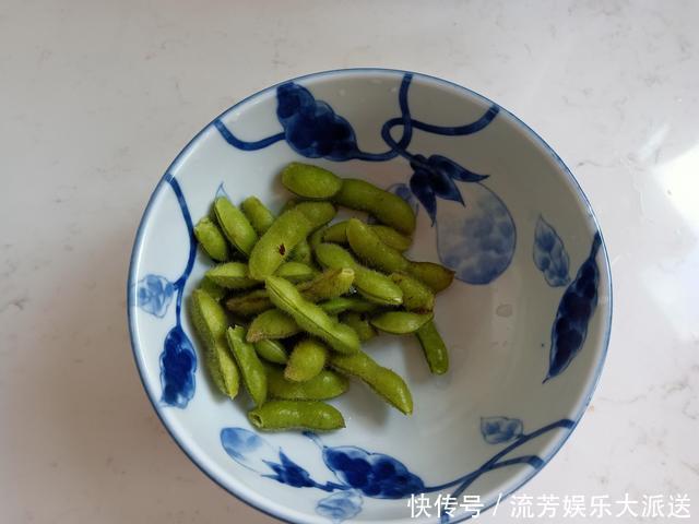 悄悄|1个女人的精致晚餐,悄悄走红朋友圈人到中年,优雅是一种态度