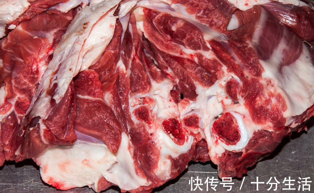 买羊肉时，先看肉皮后看肉，记住4个小窍门，一挑准是新鲜好羊肉