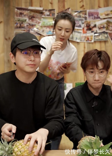 兄妹|彭彭在切菠萝时，谁注意到张子枫的举动，网友亲兄妹啊