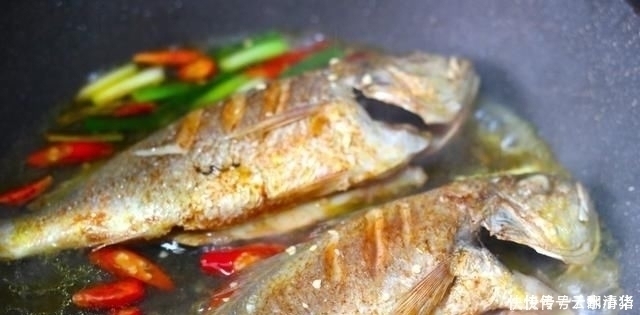 烧鱼时,用料酒还是啤酒大厨透露都不对,加它鱼肉不腥还鲜嫩