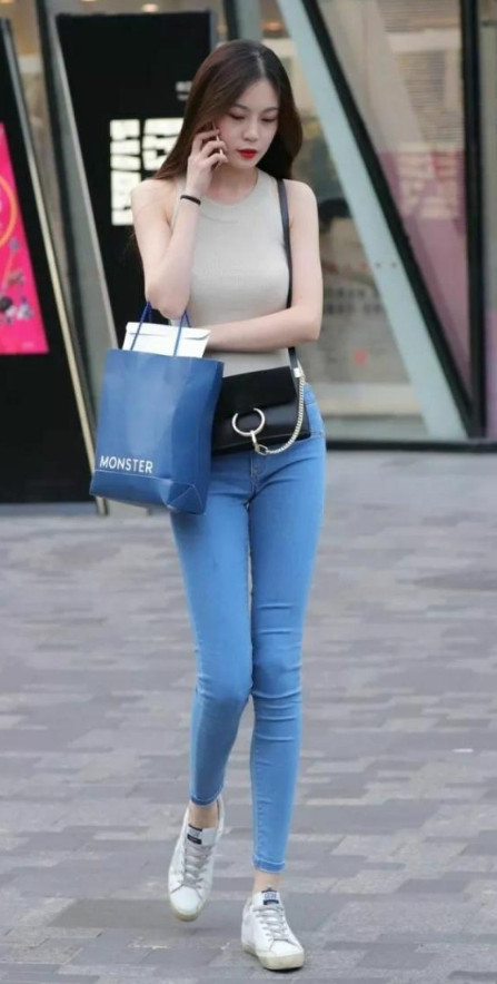大方|街拍简洁大方的小姐姐,轮廓性感分明,凸显女神的魅力