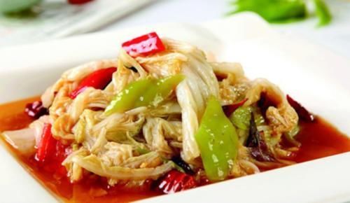 炒白菜,直接下锅炒是外行!学会4个技巧,酸辣又脆爽,还不出水