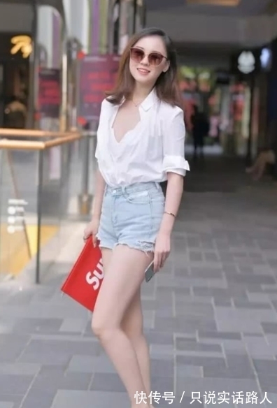 街拍|街拍:衬衫解开三颗纽扣的年轻小姐姐这样穿搭也是一种时尚