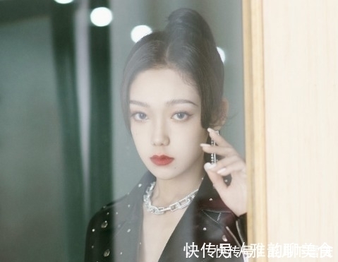 王源和希林娜依高參加節(jié)目，年齡問題成焦點(diǎn)，情商高低有點(diǎn)明顯