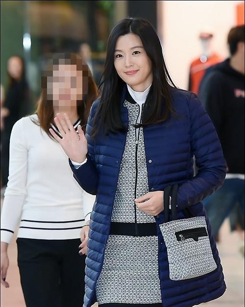 曲线|街拍身材唯美的紧身打底裤美女,衬托美女的曲线身材!