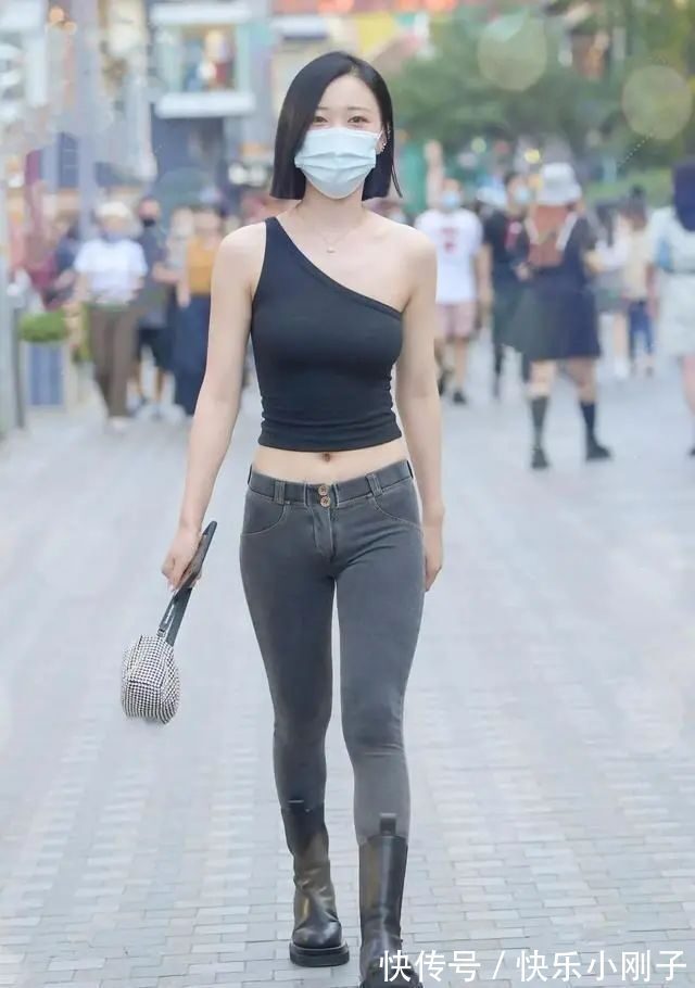 打底裤 黑色露肩上衣搭配黑色打底裤,不暗沉,还很显瘦