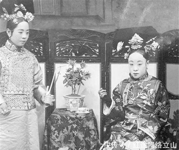 一是|晚清时期的老照片：图一是“女教师和女舍监”的合照