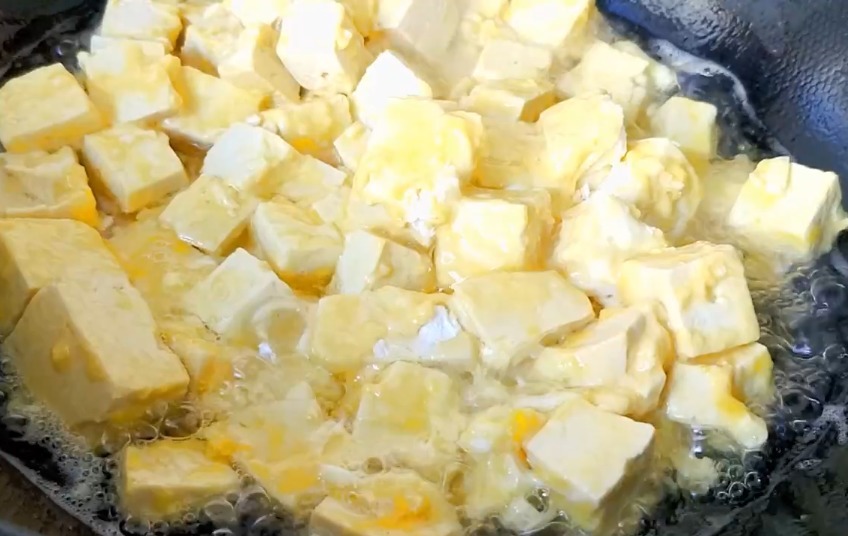 豆腐最美味的吃法,外酥里嫩吸满汤汁,是一道不错的下饭菜