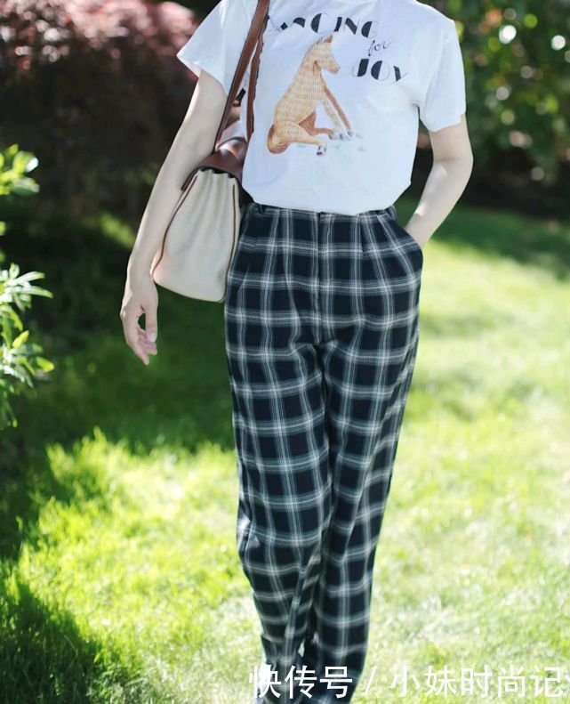 小脚裤|穿对裤子很重要，穿上合适的裤子，可以把腿型修饰得更加完美
