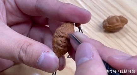 手办@大学生在橄榄核上雕刻西游记人物,有爱好的人在哪都发光!