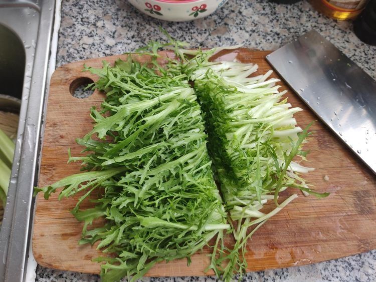 苦菊拌皮蛋，清爽解腻，下酒也下饭，做法简单味道佳